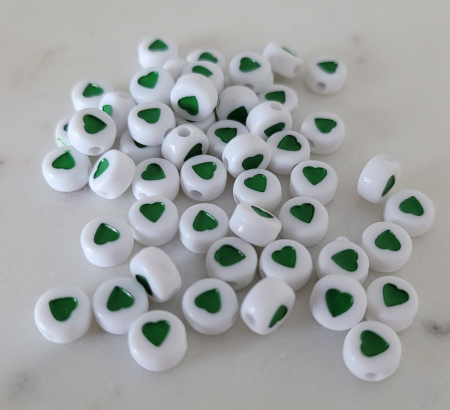 Margele acrilice - Margele cu alfabet, margele acrilice albe, cu inimioara verde, rotund plan 7X7 mm, 1 bucata