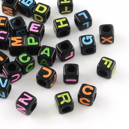 Margele acrilice - Margele cu alfabet, margele acrilice negre, cu literele alfabetului multicolore, cub 6X6 mm 100 bucati