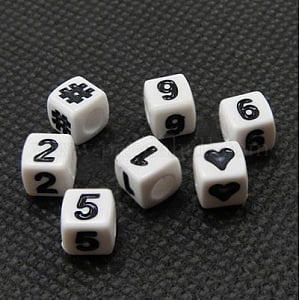Margele acrilice - Margele cu numere, margele acrilice albe, cu numere, inimioara si hashtag negre, cub, 7X7 mm, 50 bucati