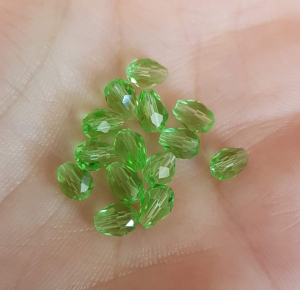 Margele de sticla, lacrima fatetata, verde deschis - 6x4 mm-1 bucata [1]
