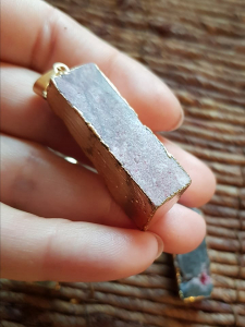 Pandant agat druzy vopsit, elemente metalice din alama placata cu aur [3]