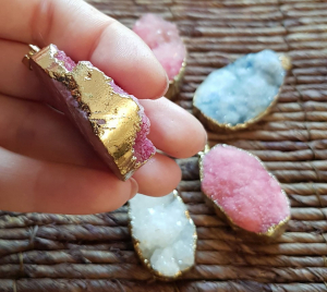 Pandant agat druzy vopsit, elemente metalice din alama placata cu aur [4]