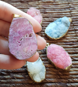 Pandant agat druzy vopsit, elemente metalice din alama placata cu aur [5]