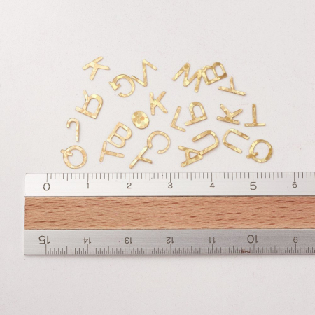 Ornament paiete din plastic, literele alfabetuluin aurii, 5,5 mm, 50 g [1]