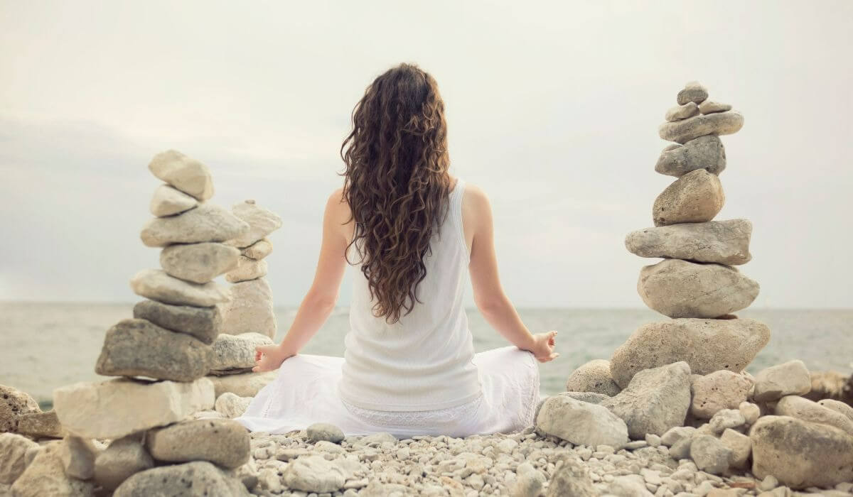 piatra lunii proprietati metafizice si meditatie