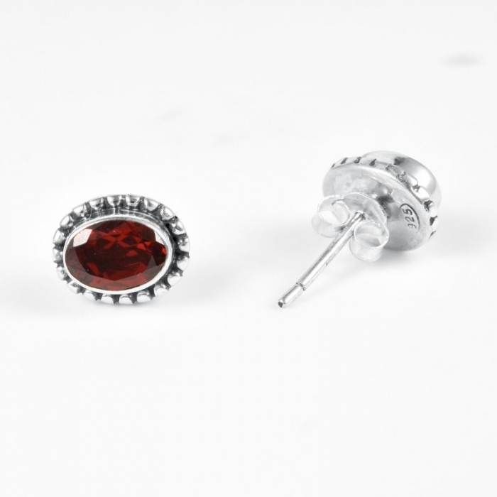 cercei-argint-cu-granat-oval-pe-ureche [3]