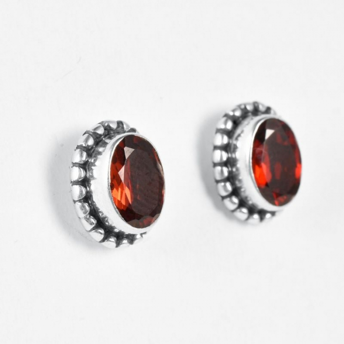 cercei-argint-cu-granat-oval-pe-ureche [2]
