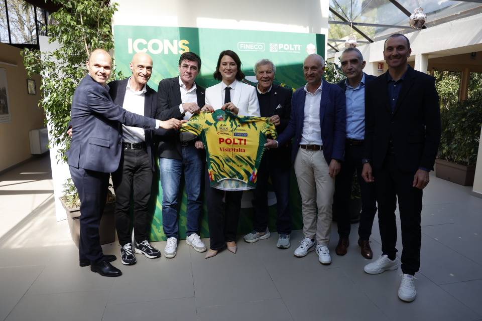 Prezentarea tricoului oficial iconic Polti la evenimentul de lansare, alături de parteneri și invitați