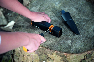 Dispozitiv Fiskars pentru ascutit topoare și cutite XsharpTM [4]