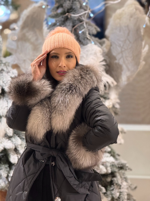 Caciula roz cu ciucur din blana naturala