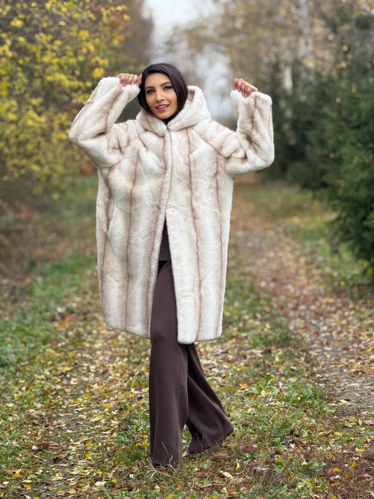 Blanita dama bej lunga cu gluga [2]