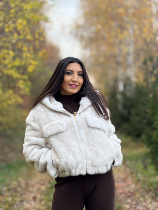 Blanita dama bej scurta cu gluga si buzunare [2]