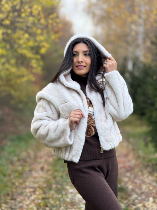 Blanita dama bej scurta cu gluga si buzunare [3]