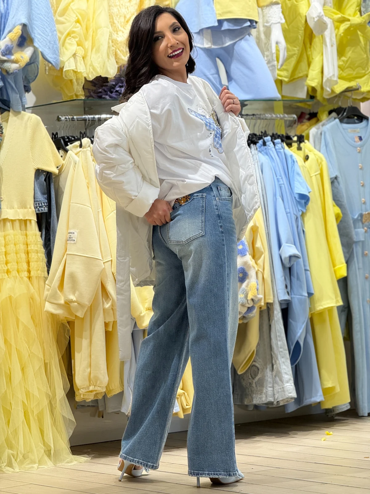 Blugi dama albastri drepti cu broderie la buzunare [5]