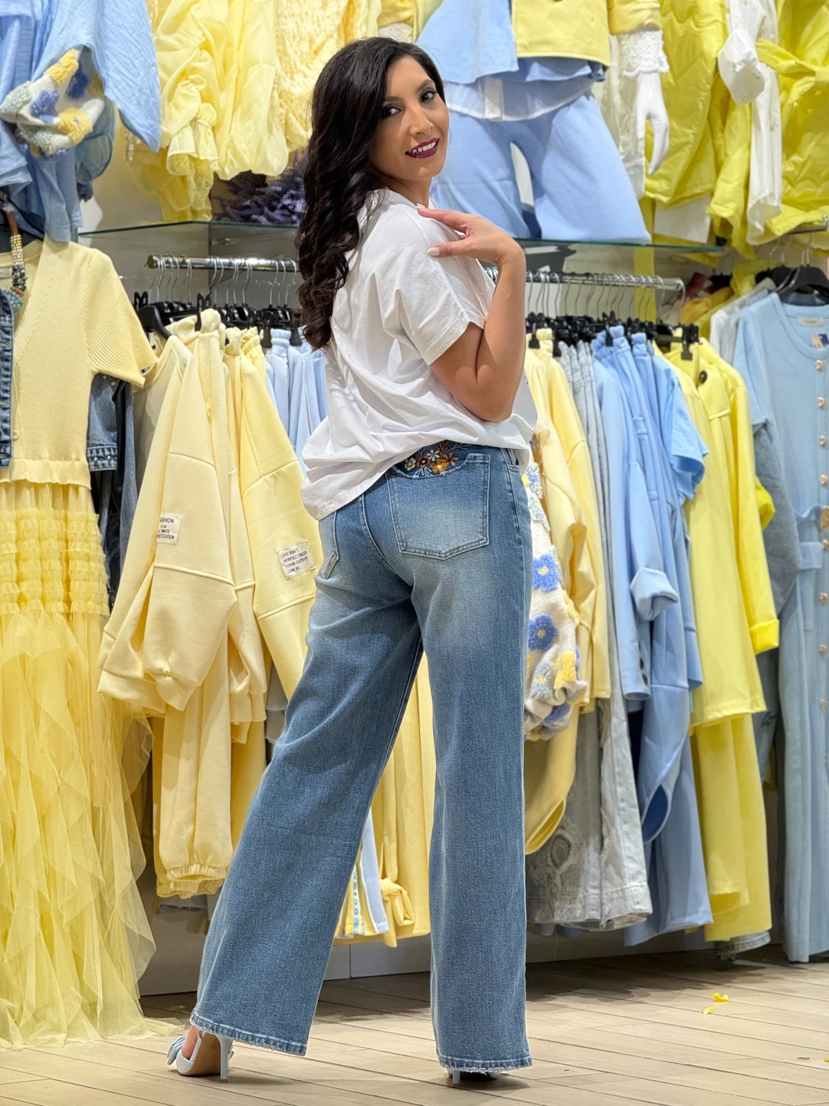 Blugi dama albastri drepti cu broderie la buzunare [2]