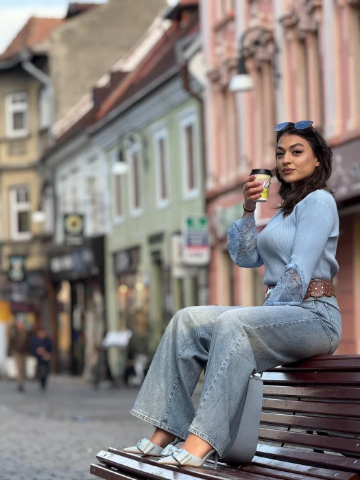 Blugi dama albastri evazati cu curea cu detalii metalice [4]