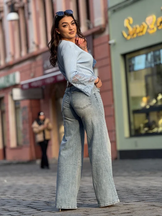 Blugi dama albastri evazati cu curea cu detalii metalice [2]