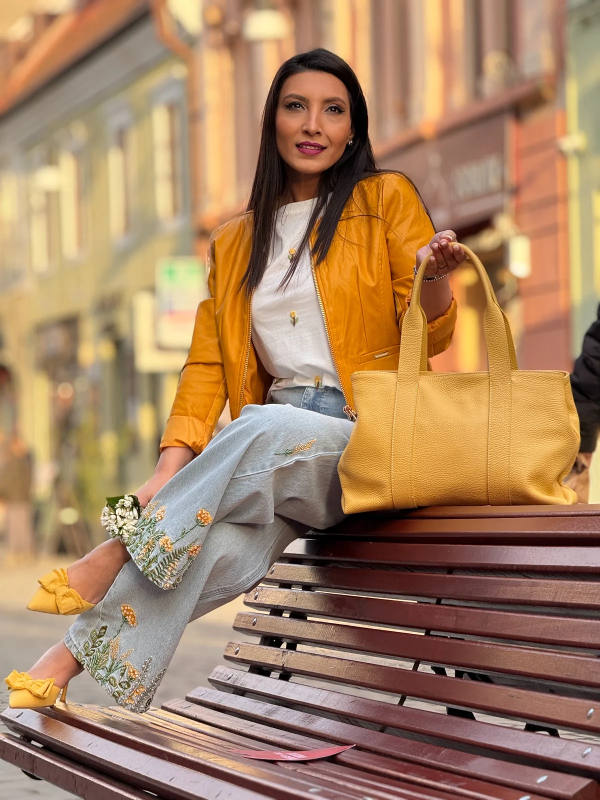 Blugi dama evazati cu broderie cu pietricele cu galben [4]