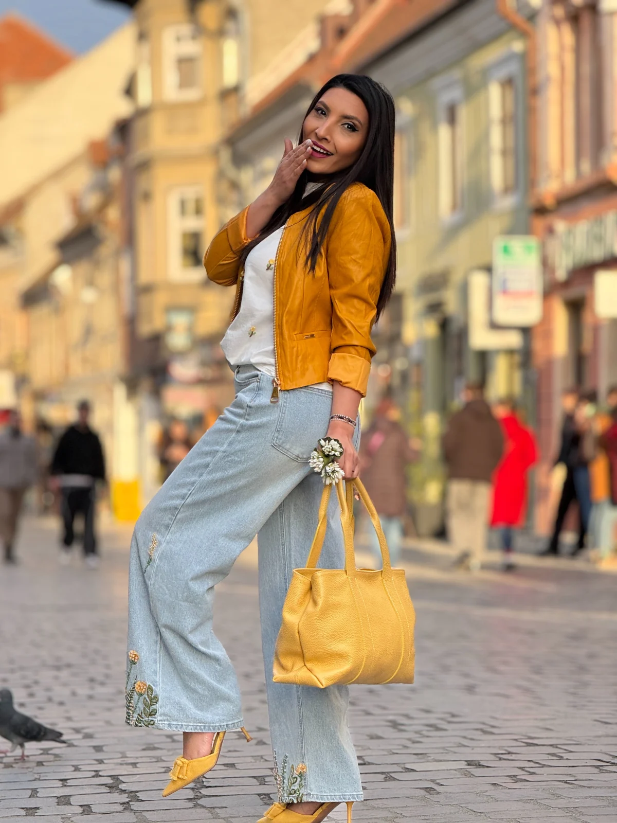 Blugi dama evazati cu broderie cu pietricele cu galben [5]