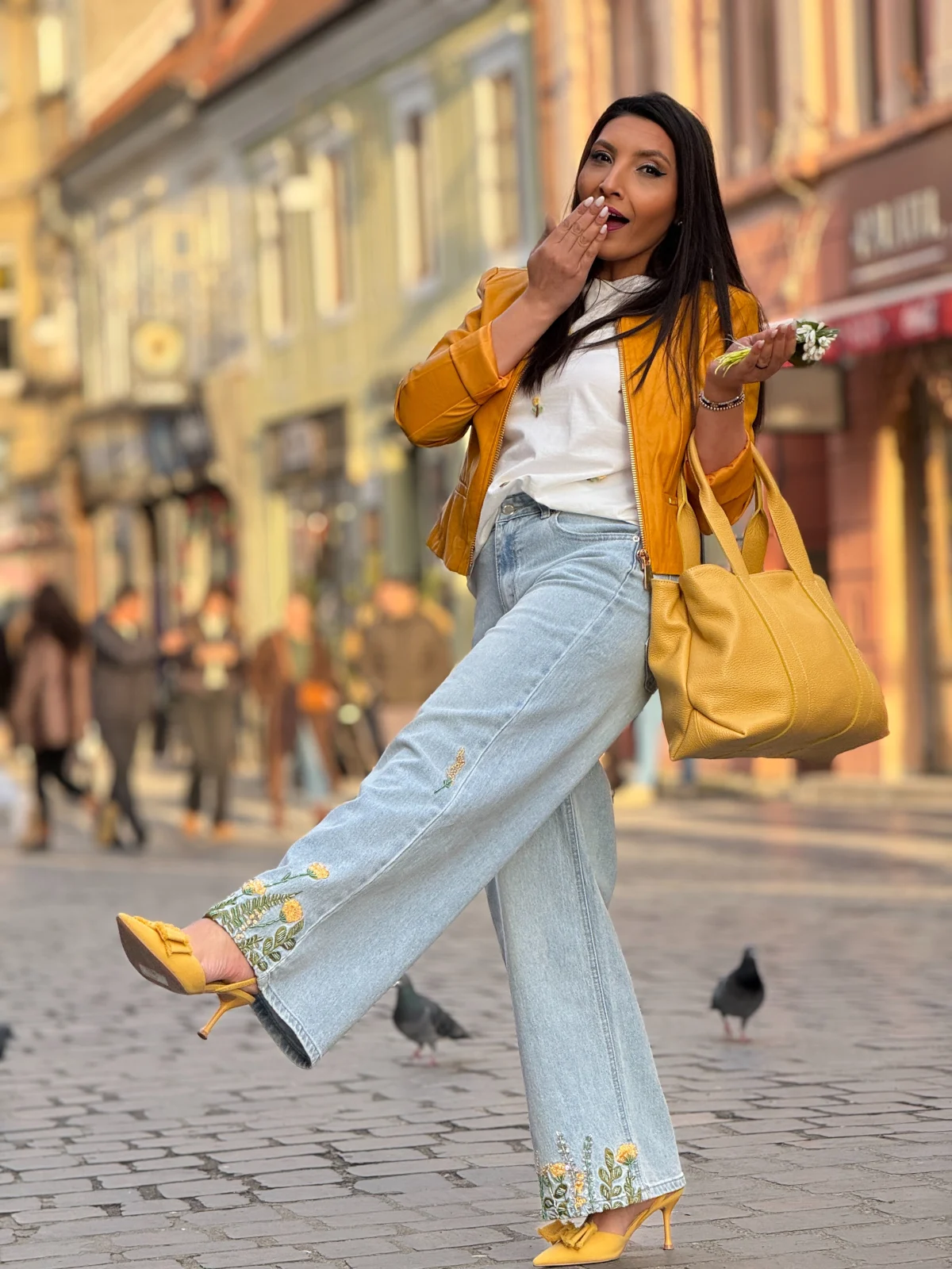 Blugi dama evazati cu broderie cu pietricele cu galben [7]