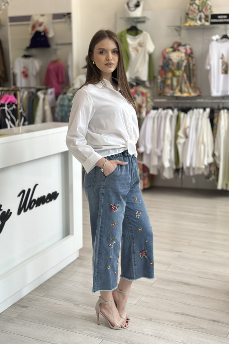 Blugi largi cu floricele colorate brodate [2]