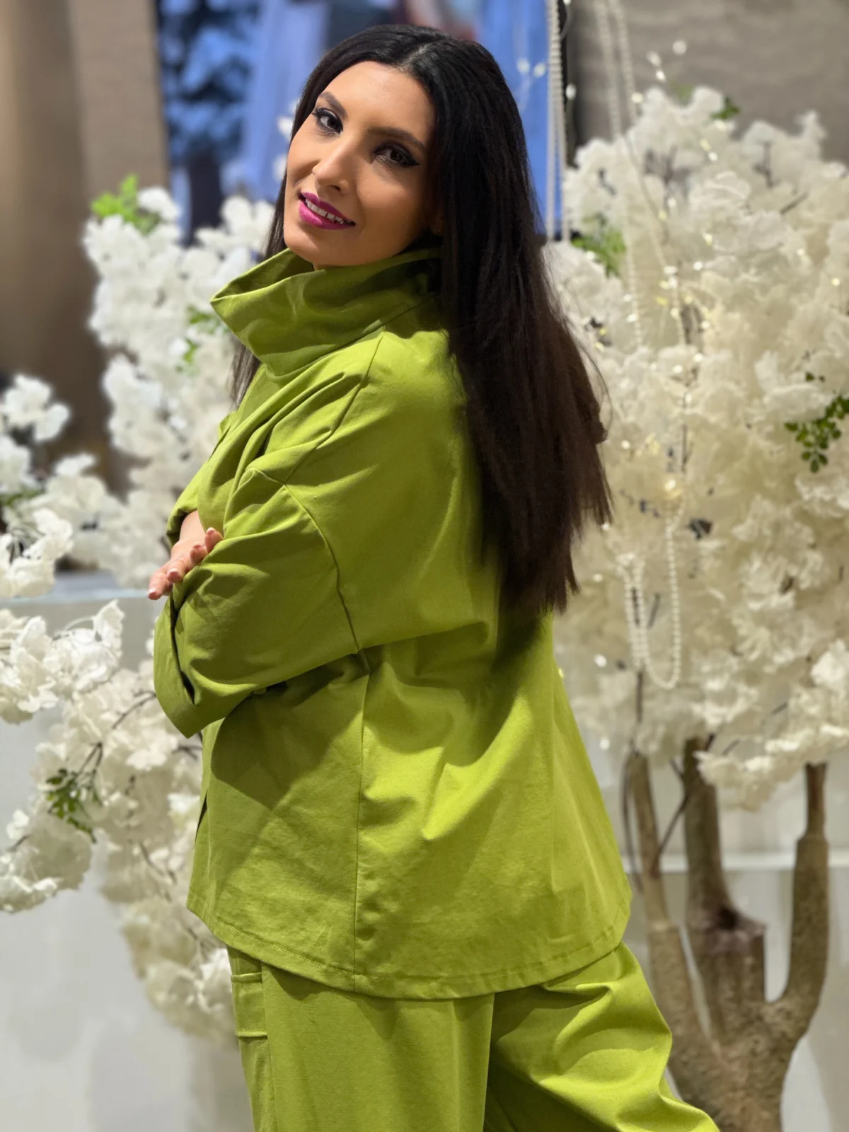 Bluza dama verde cu design petrecut si guler lejer [4]