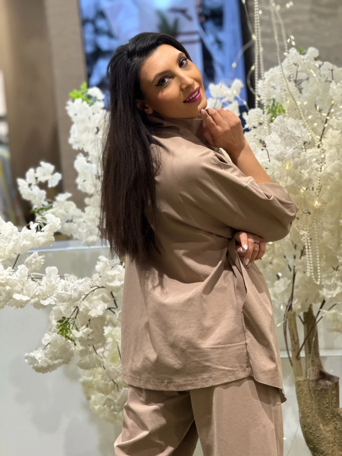 Bluza dama bej cu design petrecut si guler lejer [4]