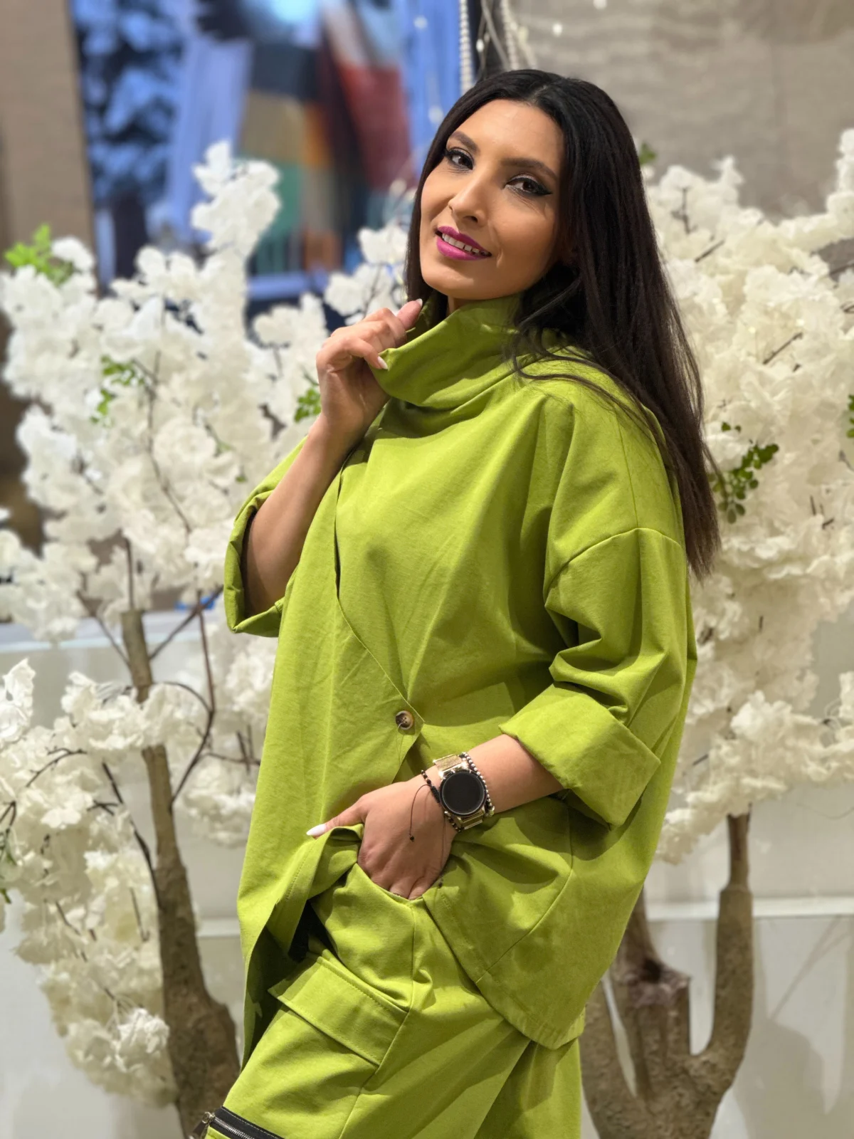 Bluza dama verde cu design petrecut si guler lejer [3]