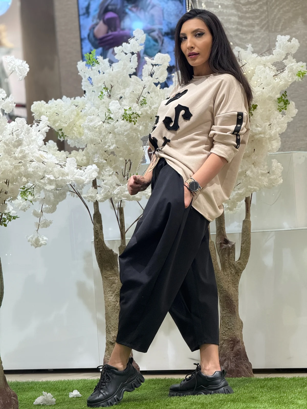 Bluza dama bej cu imprimeu text si detalii metalice [5]