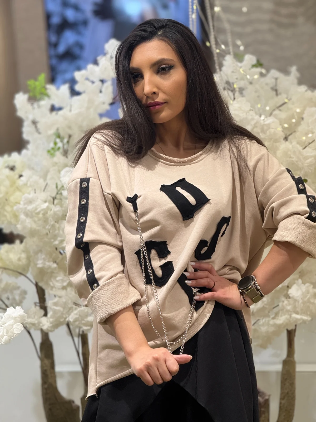 Bluza dama bej cu imprimeu text si detalii metalice [3]