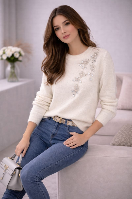 Bluza dama alba cu aplicatii flori din margelute si paiete [2]