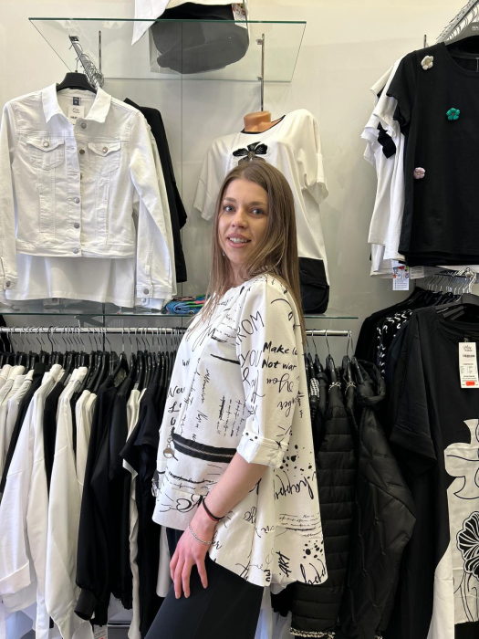 Bluza dama alba cu imprimeu grafic si fermoare orizontale [4]