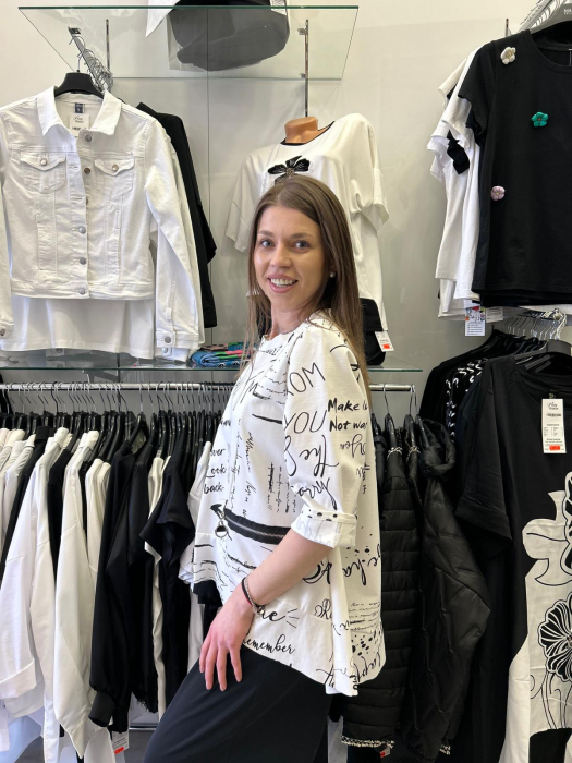 Bluza dama alba cu imprimeu grafic si fermoare orizontale [2]