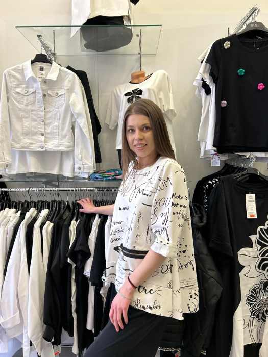 Bluza dama alba cu imprimeu grafic si fermoare orizontale [3]