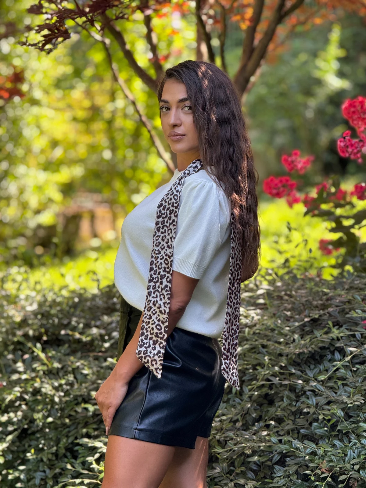 Bluza dama alba cu maneci scurte si esarfa animal print [2]