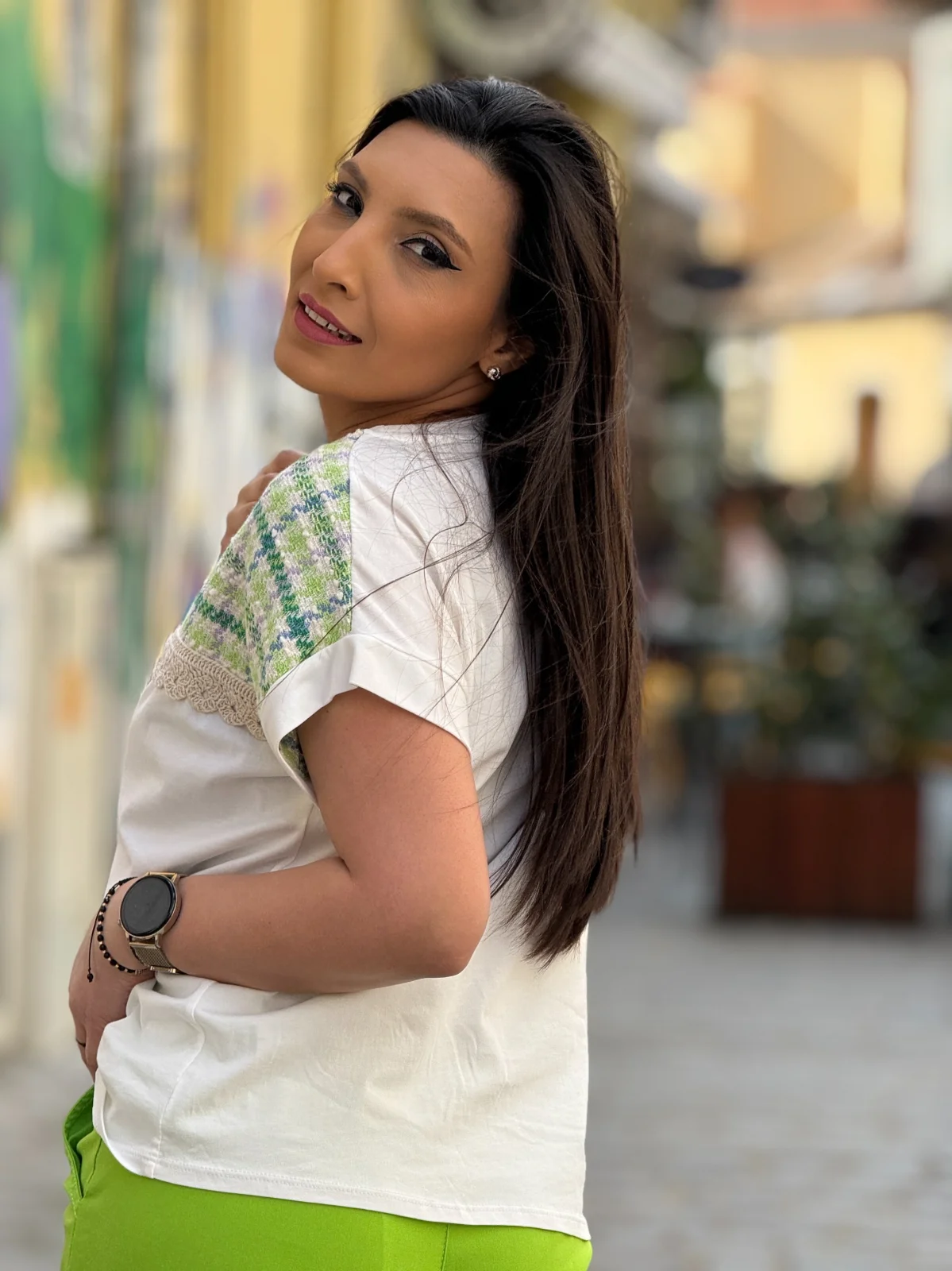 Bluza dama alba din bumbac cu broderie verde [4]