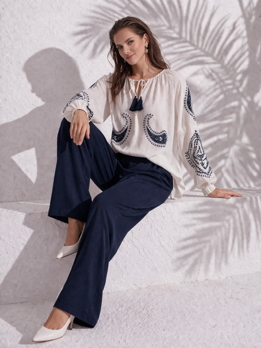 Bluza dama alba din vascoza cu broderie bleumarin [2]