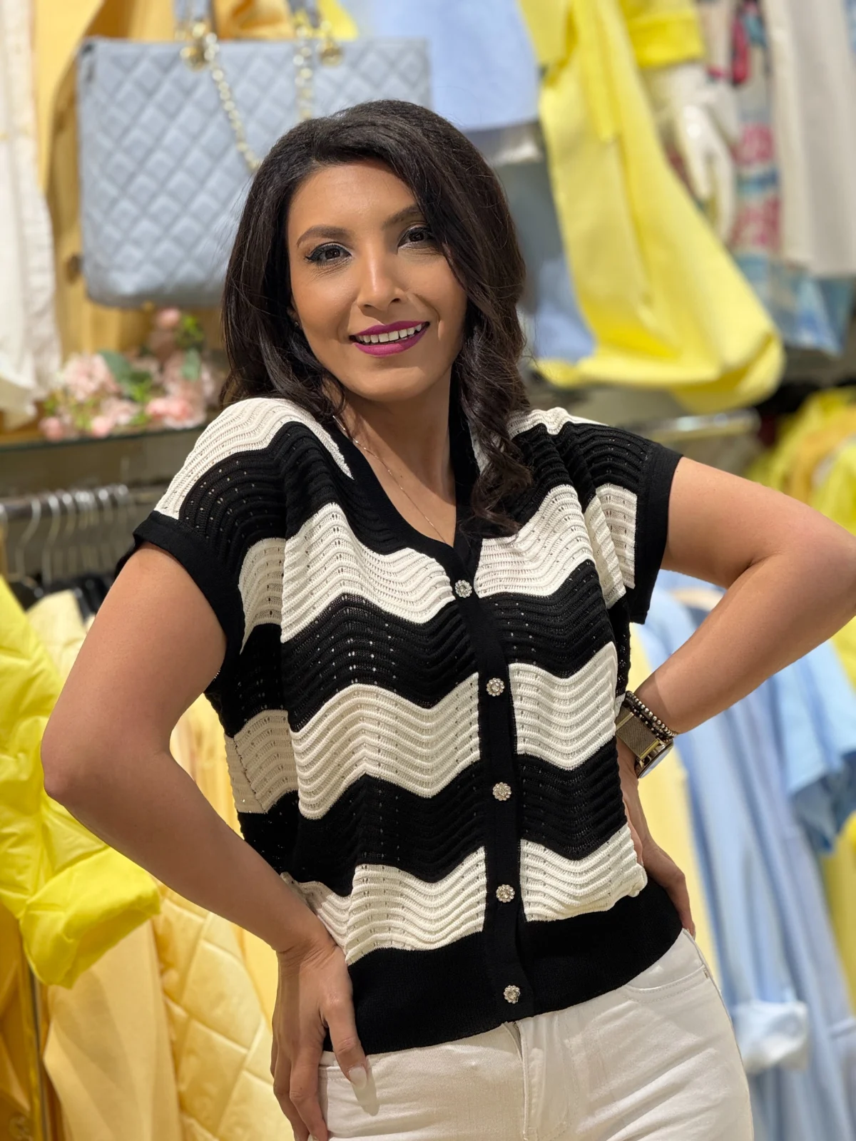 Bluza dama alba tricotata cu model ondulat si nasturi decorativi [2]
