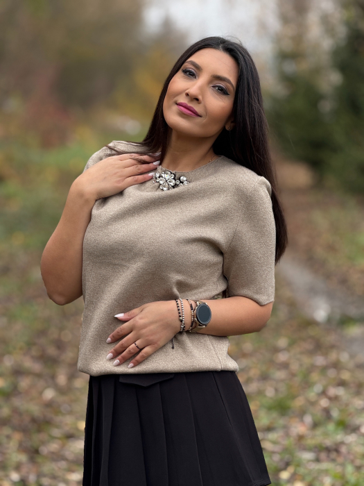 Bluza dama bej cu aplicatie cu pietricele la gat [3]