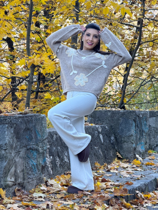 Bluza dama bej cu aplicatii flori crosetate [6]