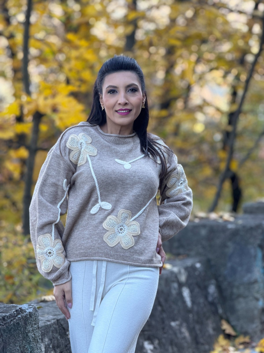 Bluza dama bej cu aplicatii flori crosetate [4]