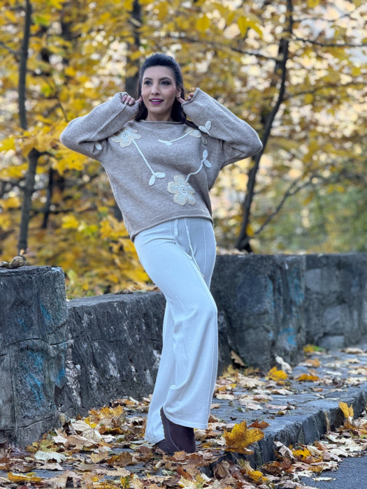 Bluza dama bej cu aplicatii flori crosetate [5]