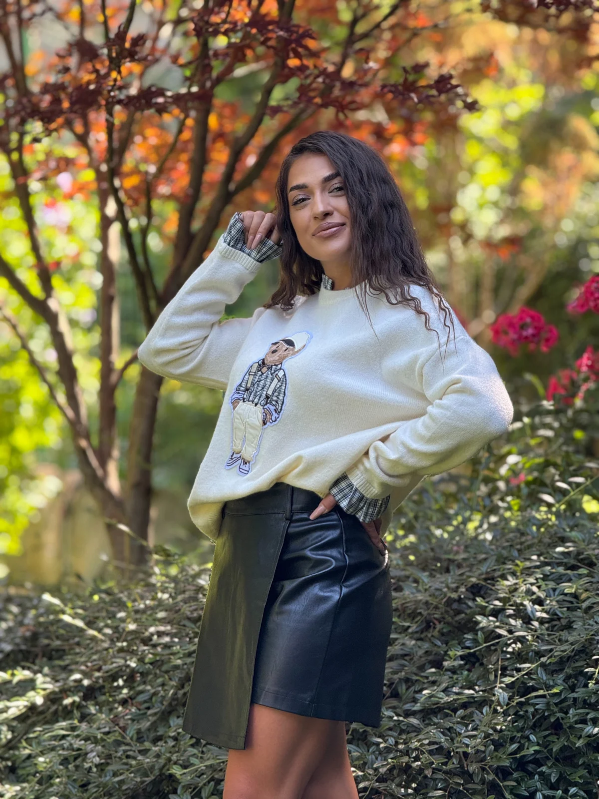 Bluza dama bej cu ursulet si manseta cu patratele [2]