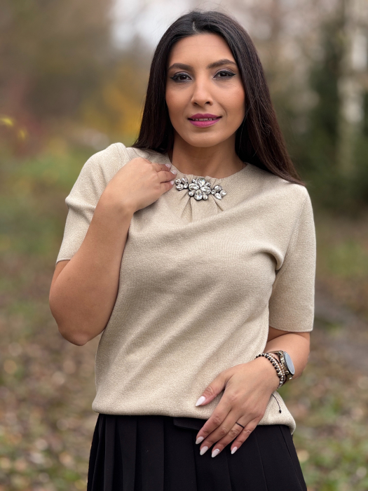 Bluza dama crem cu aplicatie cu pietricele la gat [2]