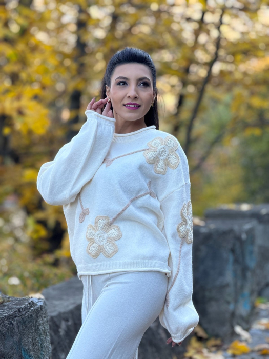 Bluza dama crem cu aplicatii flori crosetate [1]