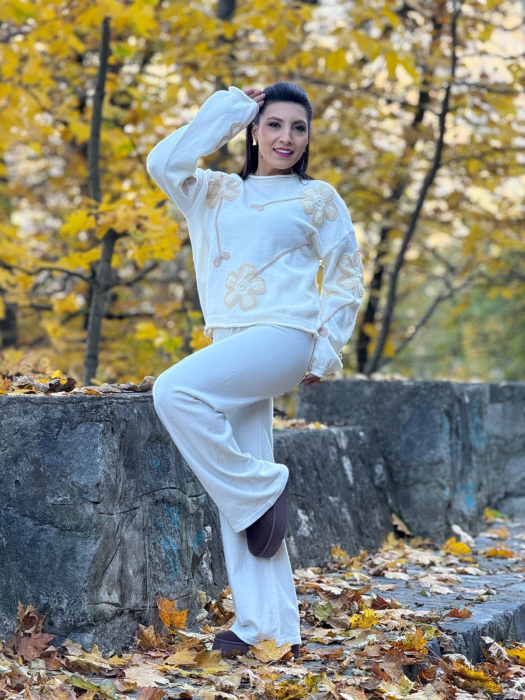 Bluza dama crem cu aplicatii flori crosetate [4]