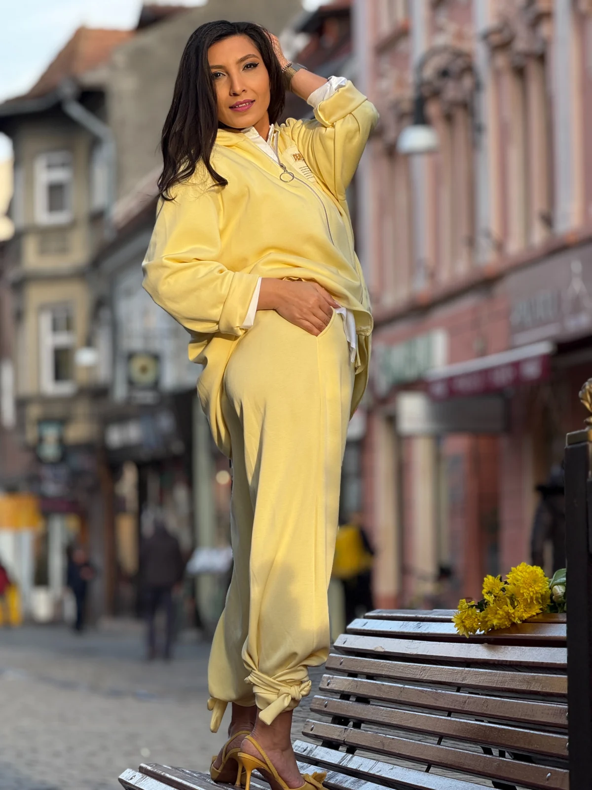 Bluza dama galbena tip hanorac [4]