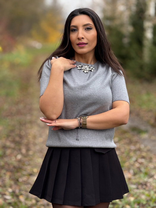 Bluza dama gri cu aplicatie cu pietricele la gat [3]