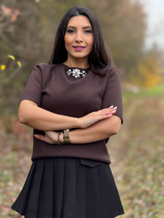 Bluza dama maro cu aplicatie cu pietricele la gat