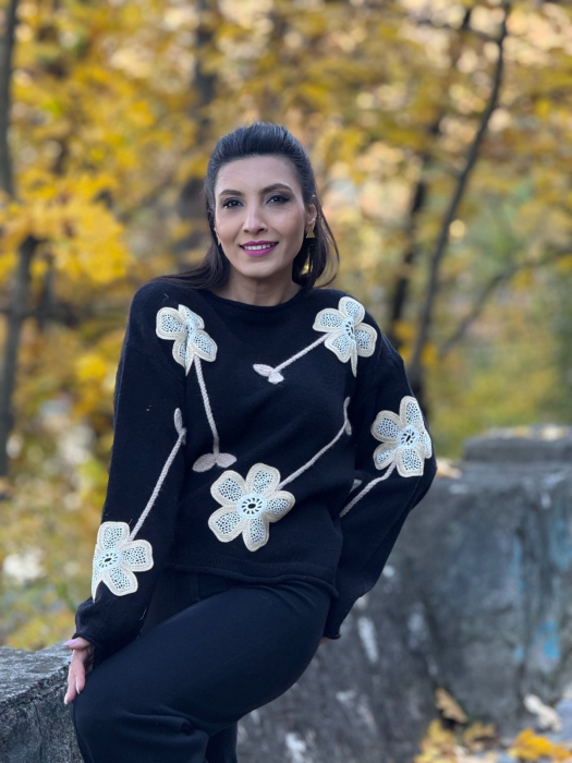 Bluza dama neagra cu aplicatii flori crosetate [4]